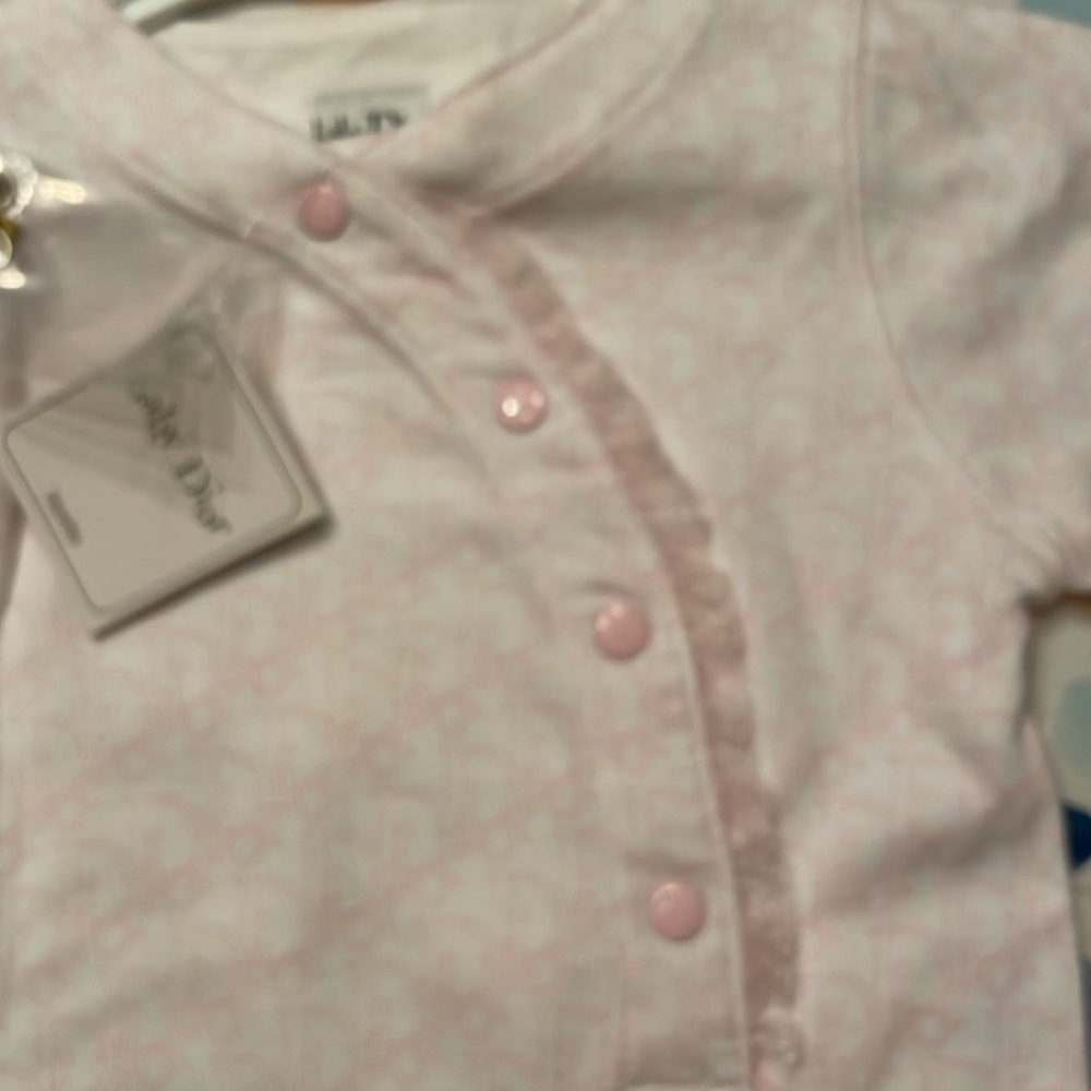 NWT baby Dior, one piece with lace ruffles and pink snaps. Pink Dior print - Picture 6 of 9